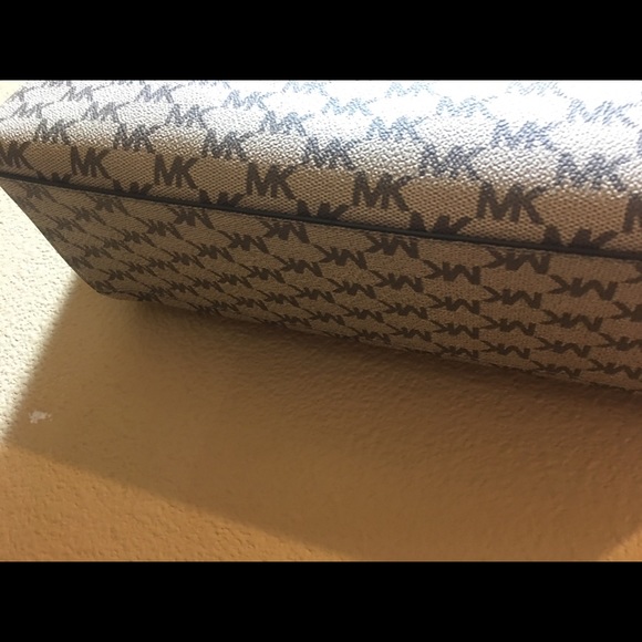 NWT Michael Michael Kors shoulder bag. - Picture 7 of 10